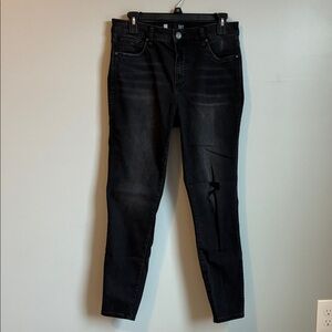 Kut from the Kloth Black Skinny Jeans with Distressed Knee